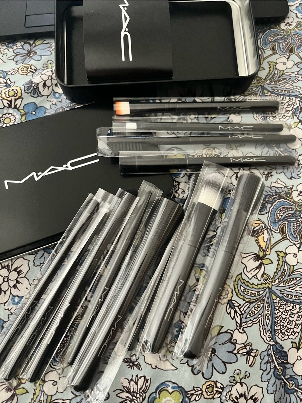 MAC Cosmetics Black Brush Set - Picture 2 of 4